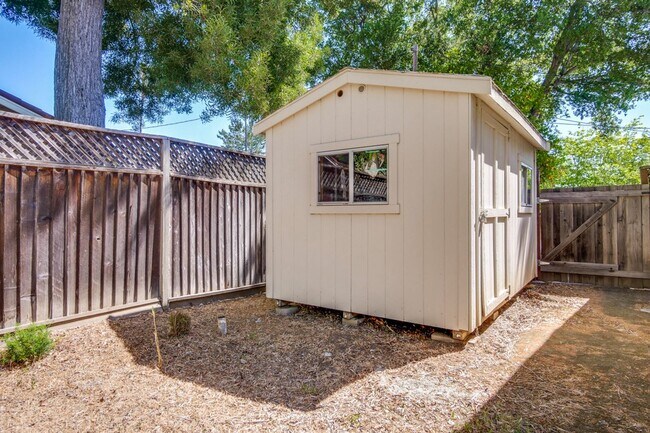 Building Photo - Spacious Home l Massive 12,525 Sq Ft Lot l...