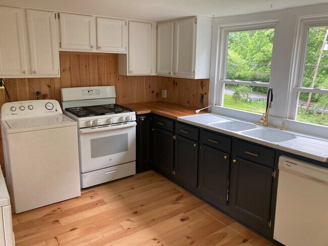 Building Photo - Charming 2 Bedroom/1.5 Bathroom Home in Cockeysville, MD!