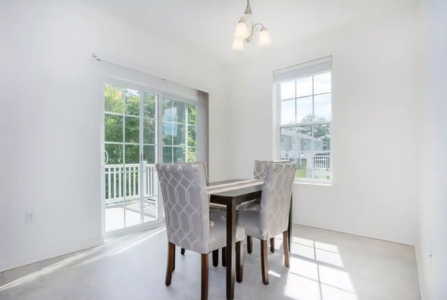Building Photo - Spacious End-Unit Townhome for Rent in Mer...