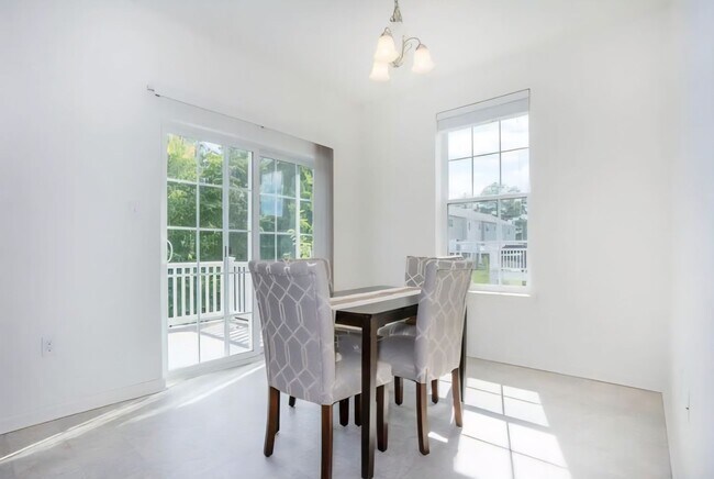 Building Photo - Spacious End-Unit Townhome in Meridian Crossing | 2,850+ Sq Ft | Resort-Style Amenities