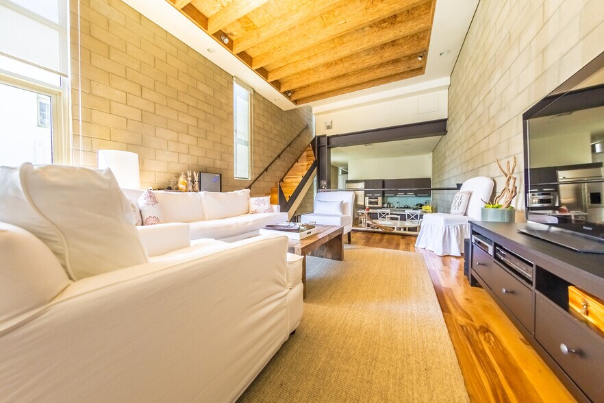 Building Photo - 717 N Cahuenga Blvd