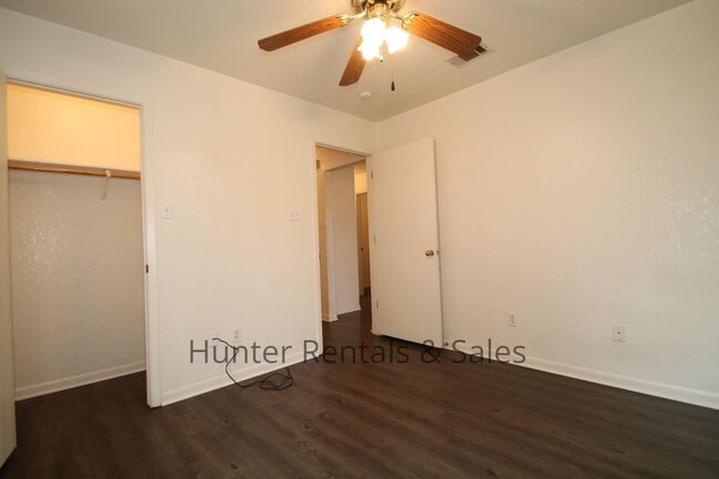 Building Photo - Heights Duplex!