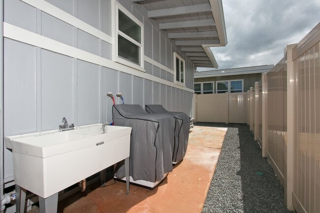 Building Photo - Single Family