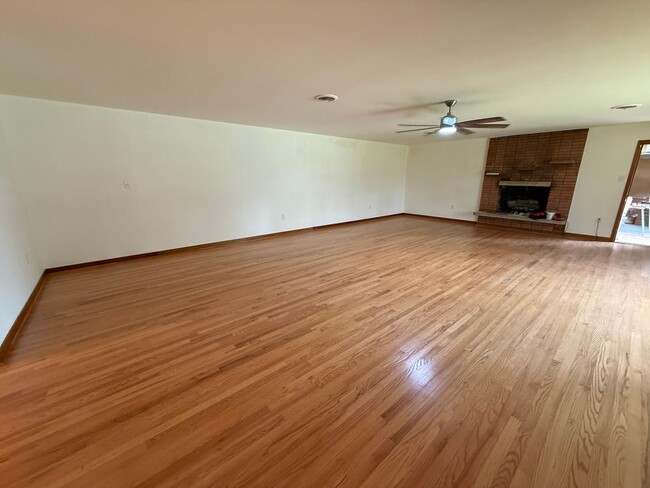 Building Photo - Large 4-Bed Brick Rancher with 2-Car Attac...