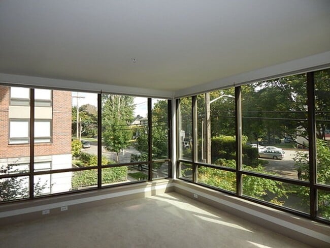 Building Photo - 1 bd 1 bath close to UW.  Water/Sewer/Garbage/Parking/Storage included