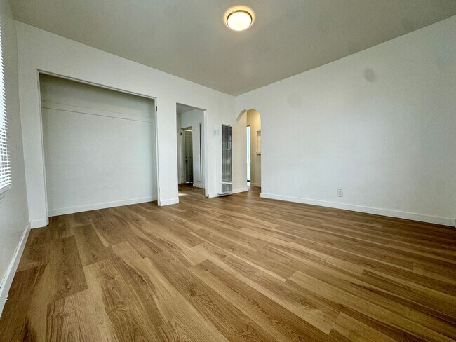 Building Photo - Newly Renovated 1 Bedroom in West Adams