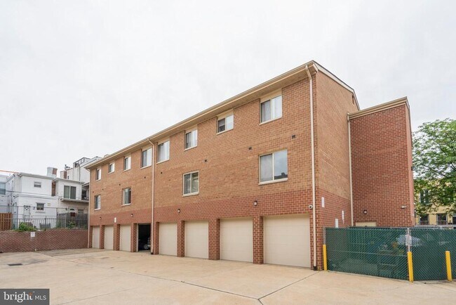 Building Photo - 700 Pennock St