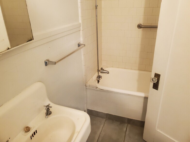 Building Photo - 1209 N San Joaquin St