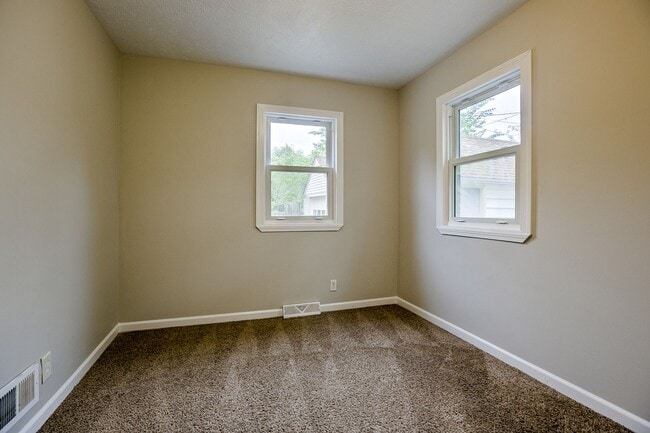 Building Photo - 4 Bedroom Home