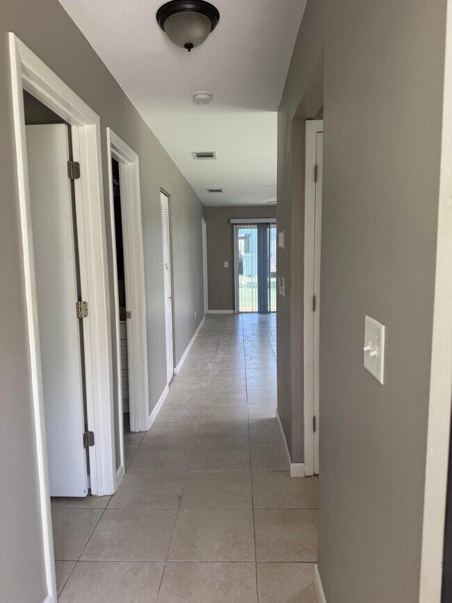 Building Photo - 1456 SE Rivergreen Cir
