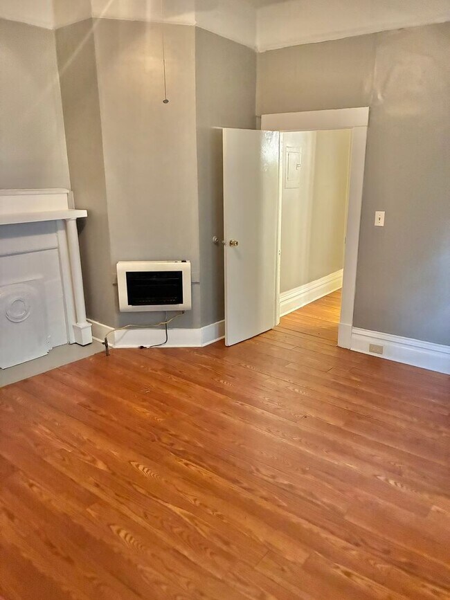Building Photo - Charming 1BR Efficiency in Summerville Near Downtown & Hospitals