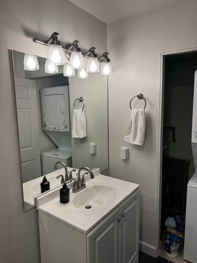 Building Photo - 1 bedroom, 1 bathroom Condo with City View!
