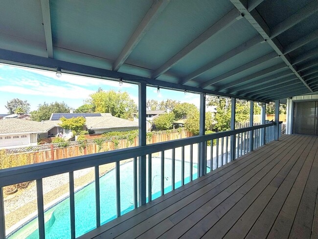 Building Photo - Hayward Hills Home is beautiful location, ...