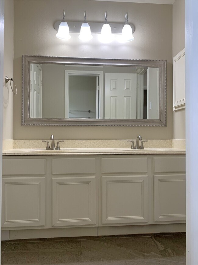 Building Photo - 4411 W Thunderwood Cir