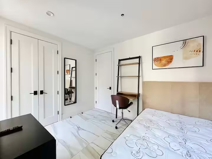 Building Photo - Furnished room/NOT APARTMENT