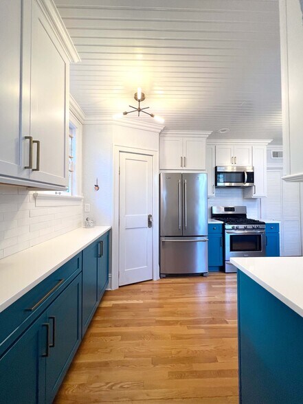 Kitchen with lots of cabinets and two panrtries including corner reach-in pantry and walk-in pantry - 1215 Landon Ave