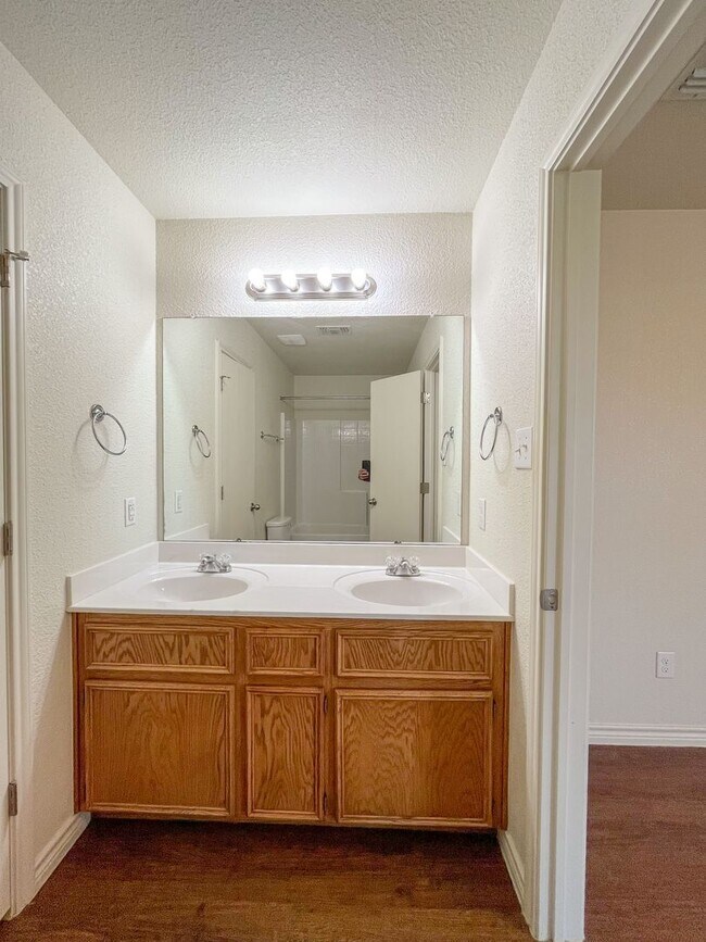 Building Photo - 1517 Justin Lp