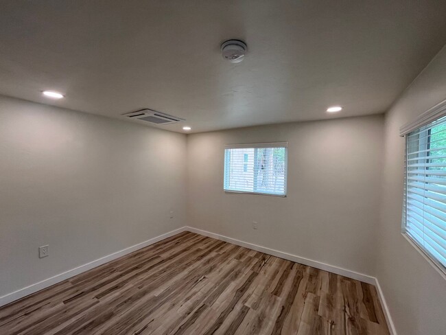Building Photo - Just renovated! Stunning High-End Finishes!