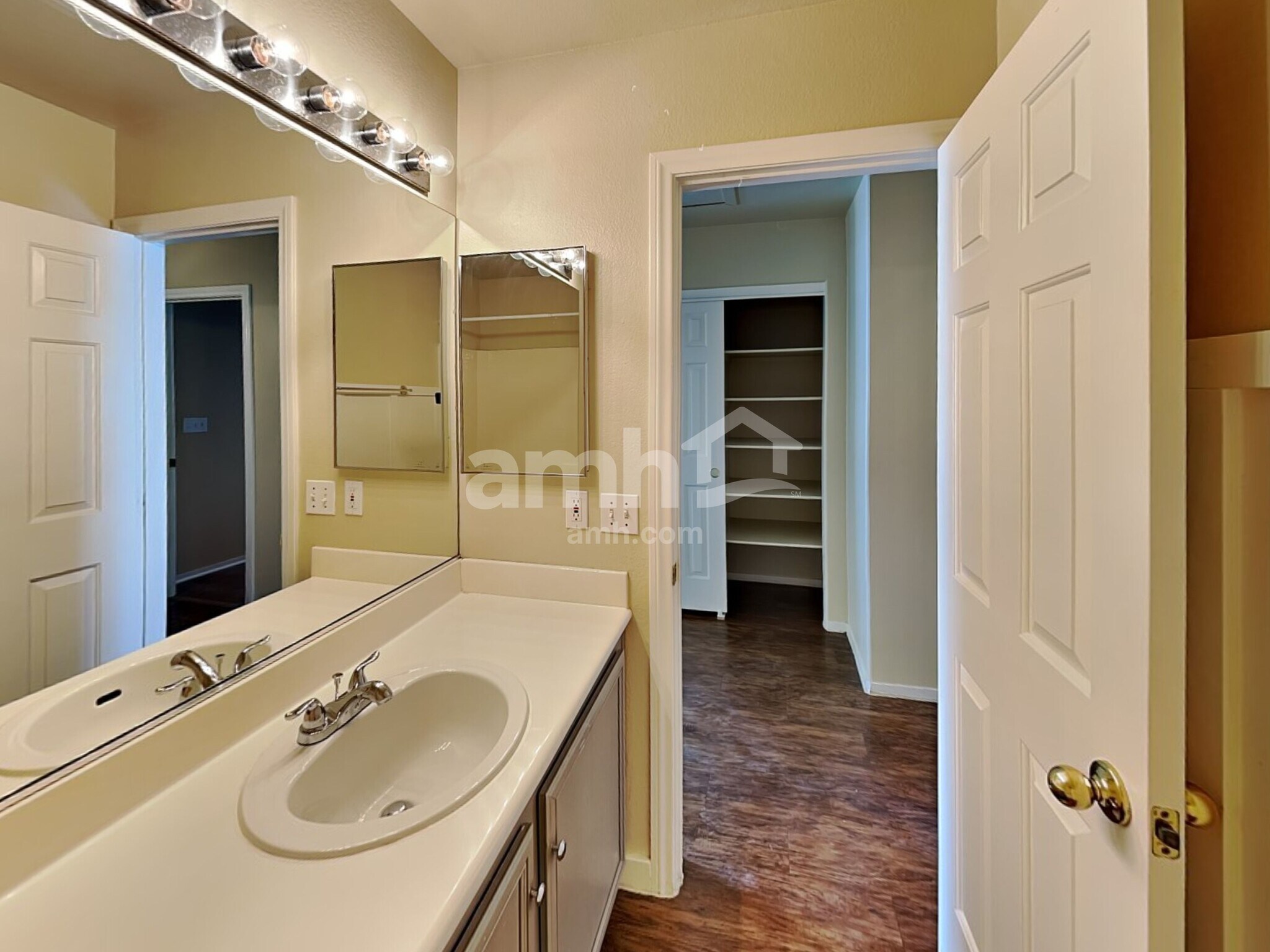 Building Photo - 325 Greenleaf Glen St