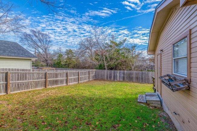 Building Photo - February Move In Available!  Cute 3 Bed, 1...