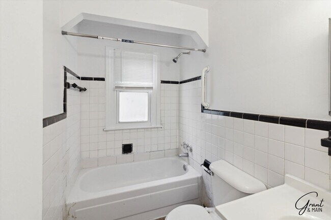 Building Photo - $1350 5 bedroom 2 bath