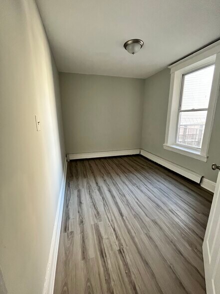 184 Garfield Ave 3 - 180 Garfield Ave