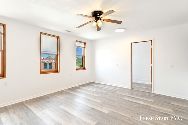 Building Photo - Convenient & Comfortable Living in Downtow...