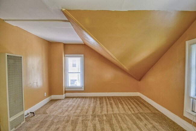 Building Photo - 464 College