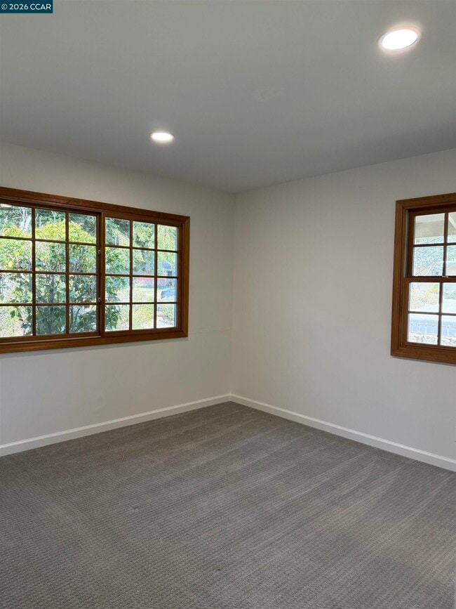 Building Photo - 2994 Roundhill Rd