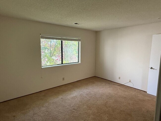 Building Photo - 3-Bed / 2.5 Bath Home in Quiet Benicia Hil...