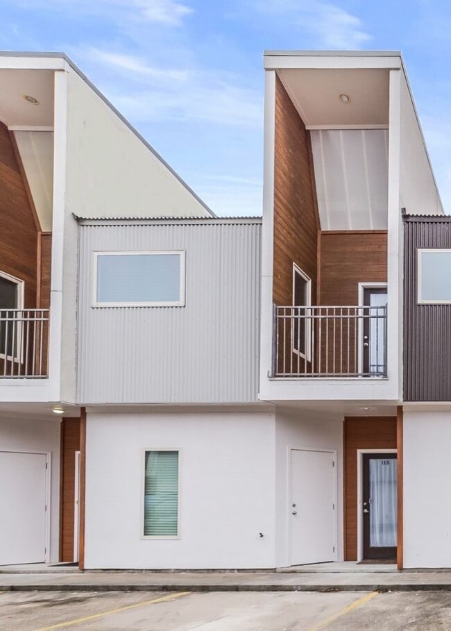 Building Photo - Modern Luxurious Lafayette Townhome for Rent (Right Across From the Oil Center)!