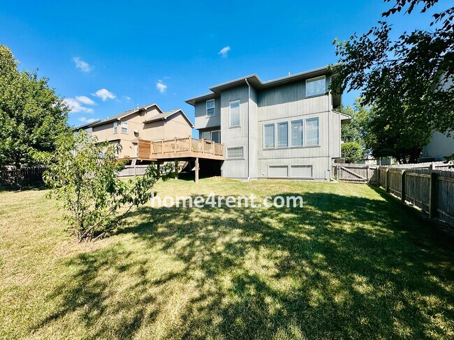 Building Photo - Gorgeous Olathe, 5 BR Home w/ Wood floors,...