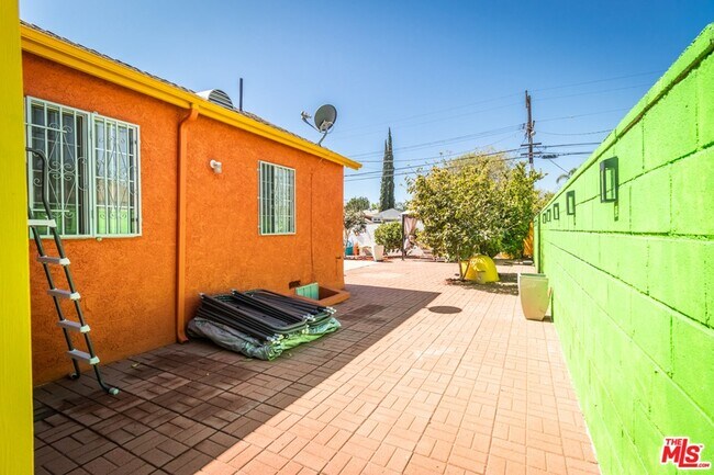 Building Photo - 6445 Tujunga Ave