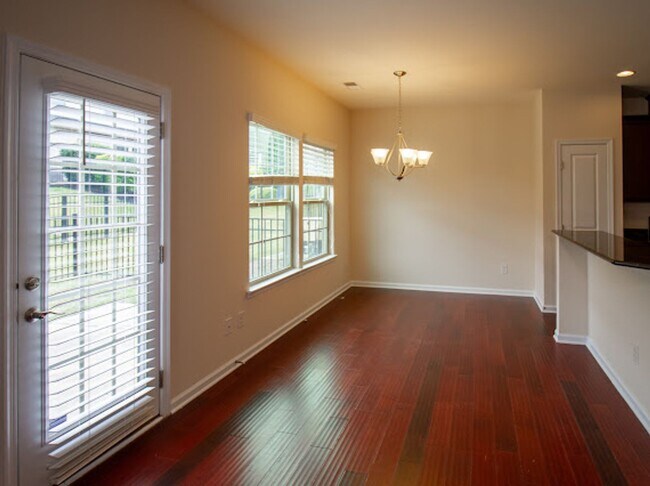 Building Photo - Minutes from Uptown!