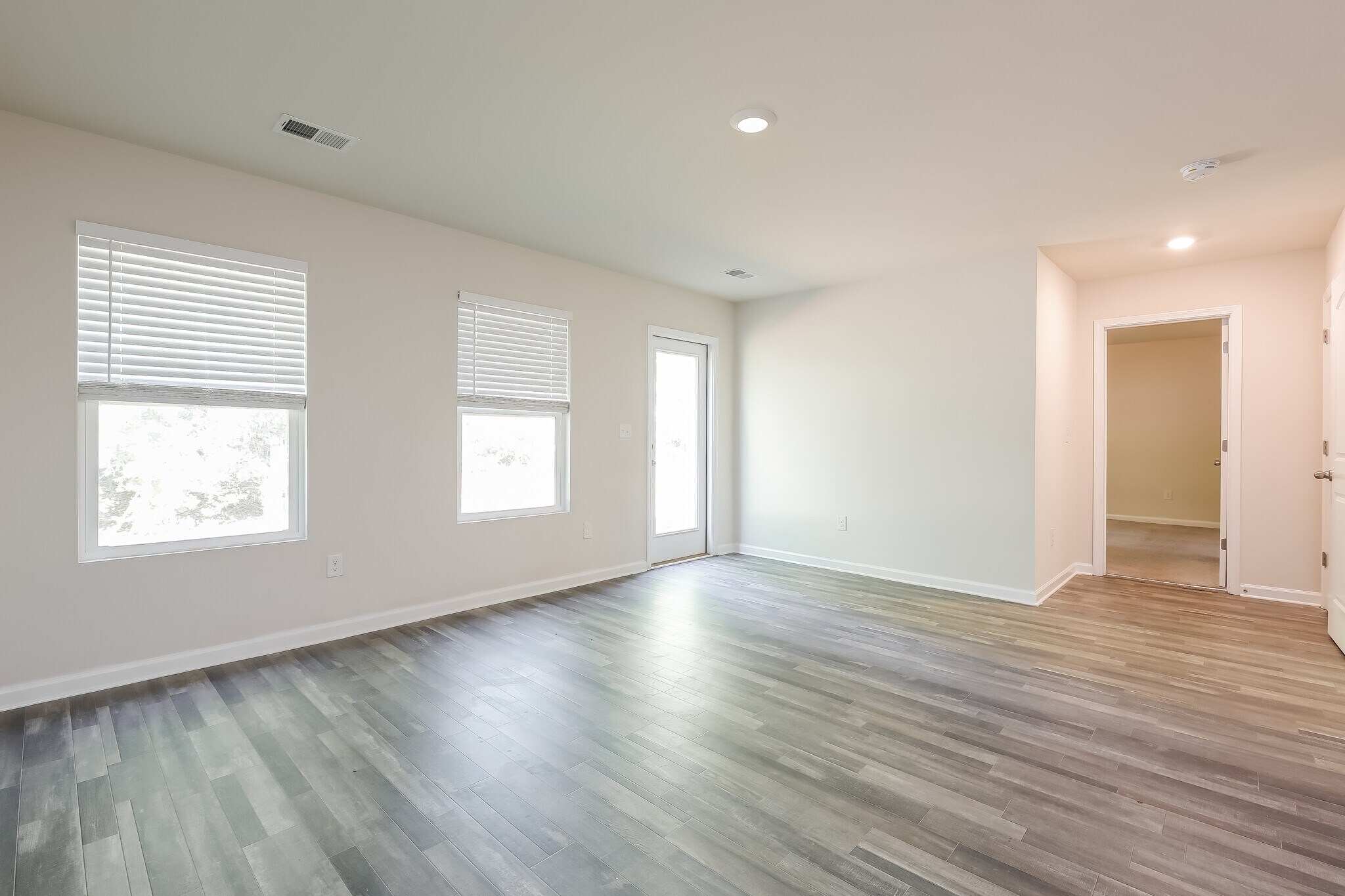 Building Photo - 161 Queens Cir