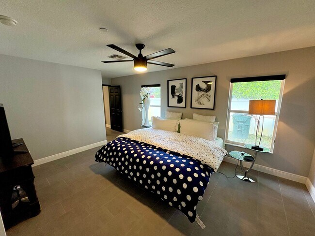 Building Photo - Spacious updated 4/2/2 Home Centrally Located in PSL!