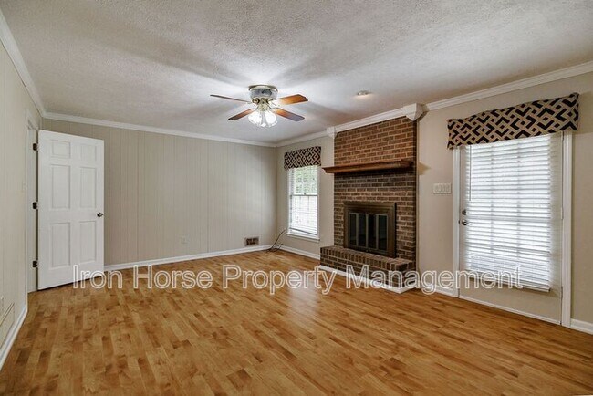 Building Photo - 1110 Maple Cir