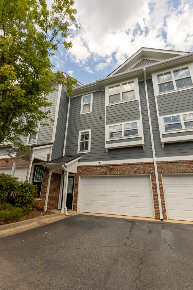 Building Photo - 328 Carlyle Park Dr NE
