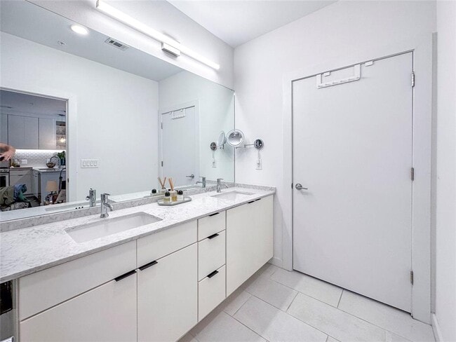 Building Photo - 900 S 1st St