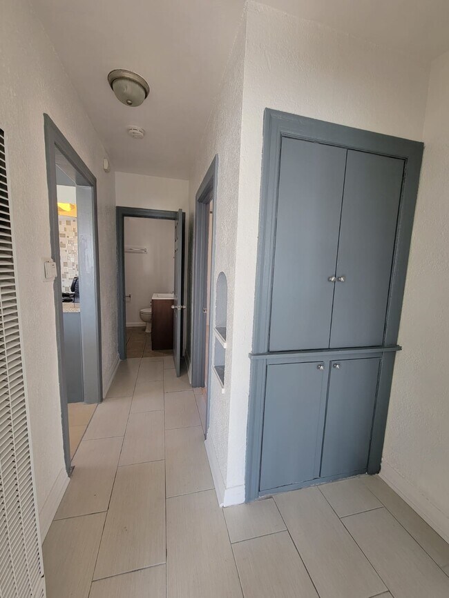 Building Photo - 1315 W 101st St