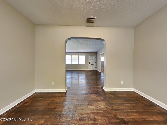 Building Photo - 1332 Arlingwood Ave