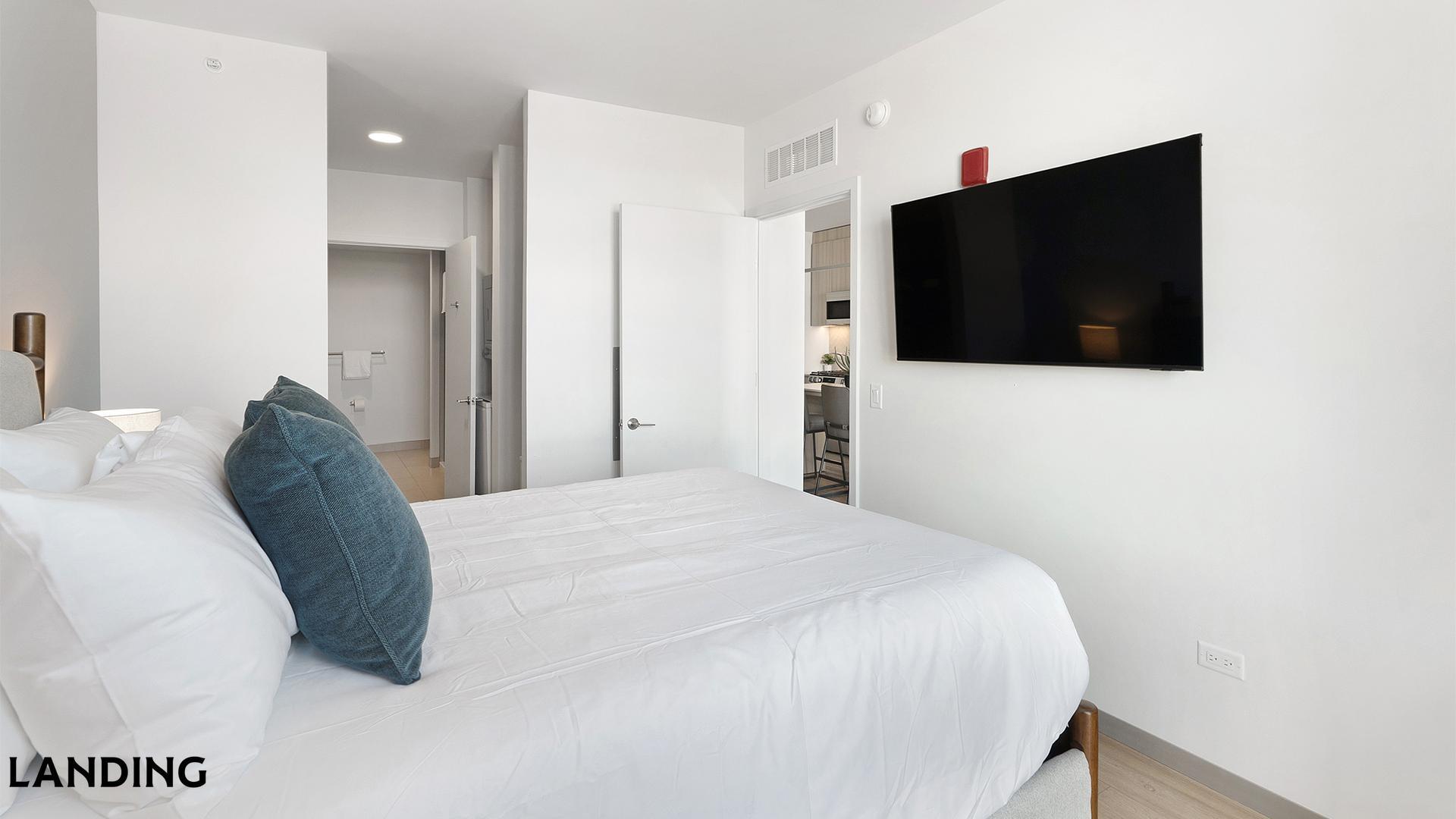 Building Photo - 513 S Damen Ave