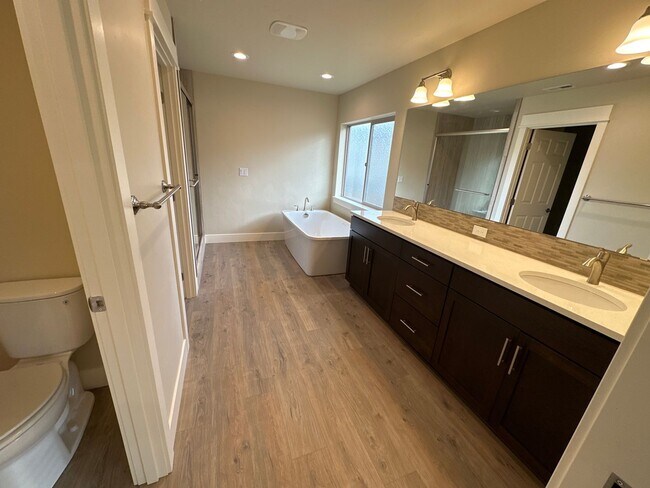 Building Photo - Newer SE Bend House w/A/C, 3 Bdrms, 2.5 Baths, 2160 Sq Ft, EVO OUTLET, Access to Pool, Dbl Garage