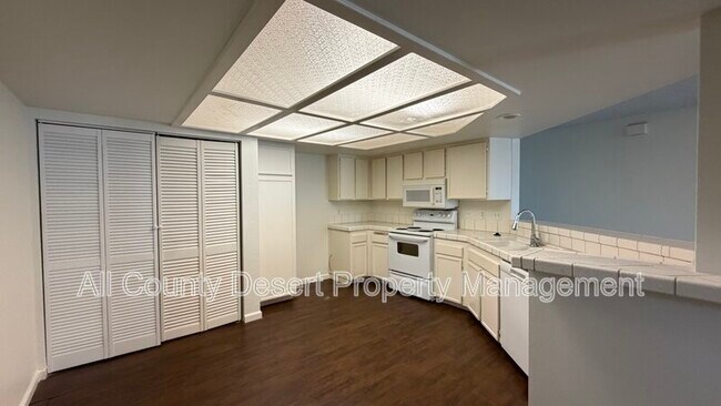 Building Photo - 52020 Avenida Mendoza