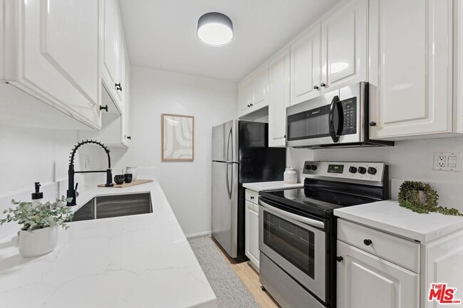 Building Photo - 2308 Schader Dr