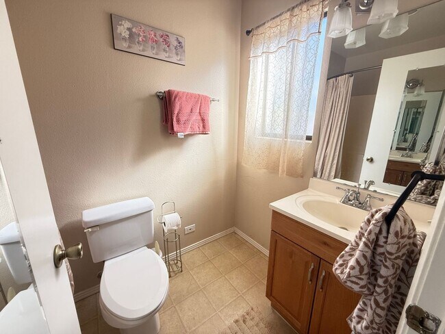Building Photo - 3 Bedroom Condo available in Arroyo Grande