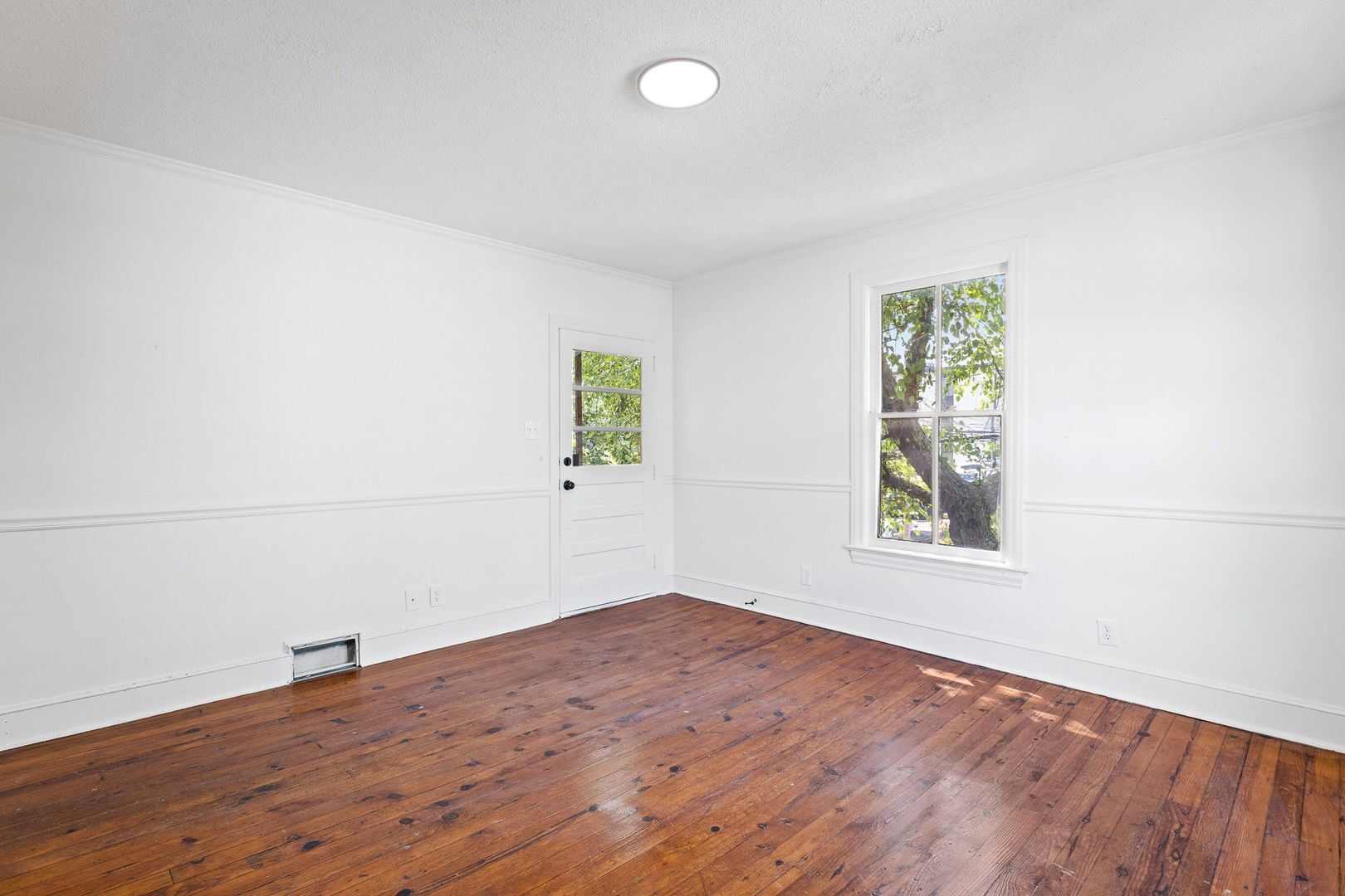 Building Photo - 209 N Spring St