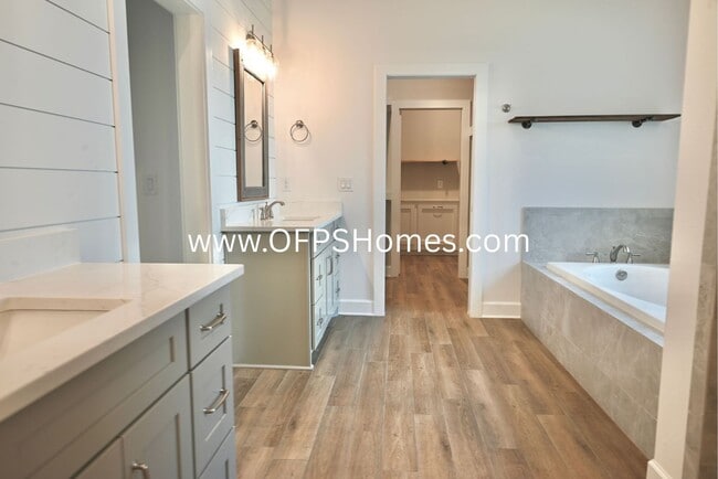 Building Photo - 4bed Home within Walking Distance to Sound