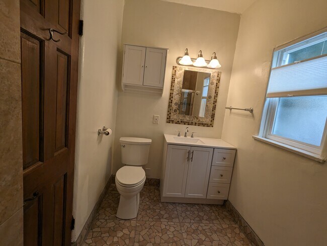 Building Photo - 452 S Oakhurst Dr