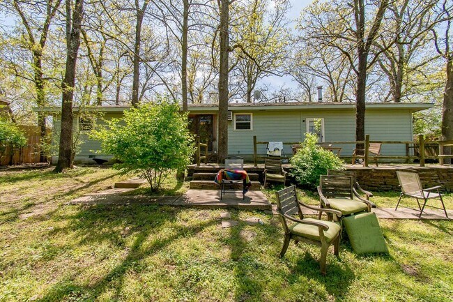 Building Photo - 4 Bedroom Home near UofA! Park-like yard! Lawn care included! Available for Fall semester!